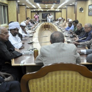 Egyptian Governor of the southern city of Aswan, Mostafa Yousry Attalah (C) leads a meeting gathering officials and representatives of the Bani Hilal, an Arab tribe, and the Dabudiya, a Nubian family following fighting between the two groups on April 7, 2014 at Aswan's governorate headquarters (AFP Photo)