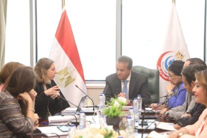 Khaled Abdel Ghaffar, Deputy Prime Minister and Minister of Health and Population, with a high-level delegation from the French Development Agency (AFD)