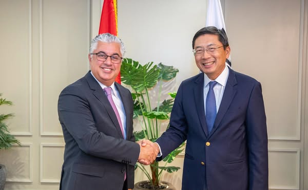 Walid Gamal El-Din, Chairperson of the Suez Canal Economic Zone (SCZONE) with Ambassador of Singapore to Cairo, Dominic Goh