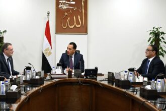 Egypt's PM reviews administrative reform efforts with CAOA head