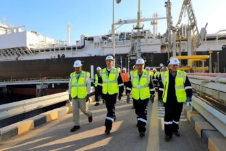 Egyptian Petroleum Minister inspects 'Energos Force' FSRU in Jordan