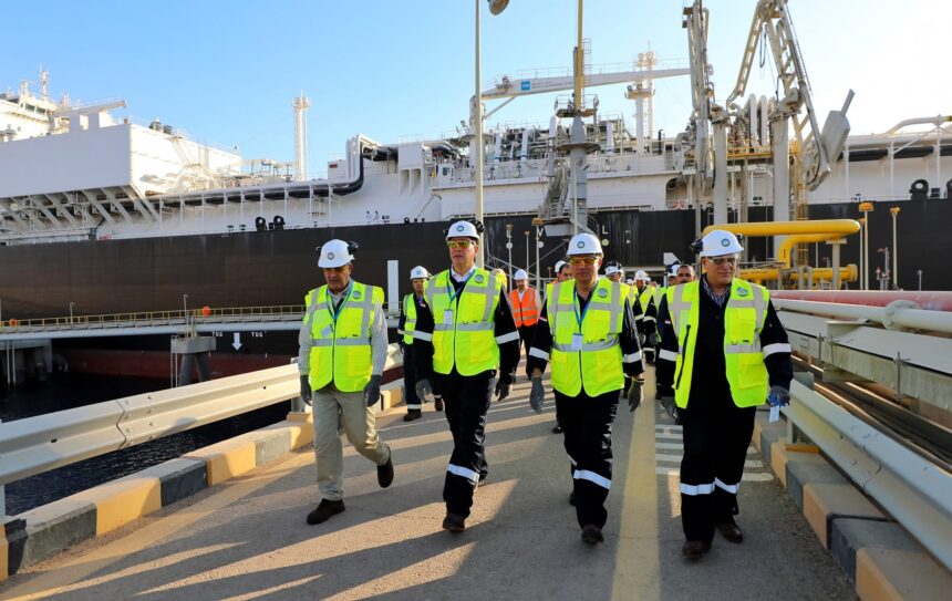 Egyptian Petroleum Minister inspects 'Energos Force' FSRU in Jordan