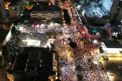 Israelis protest for hostage deal amid growing pressure on Netanyahu