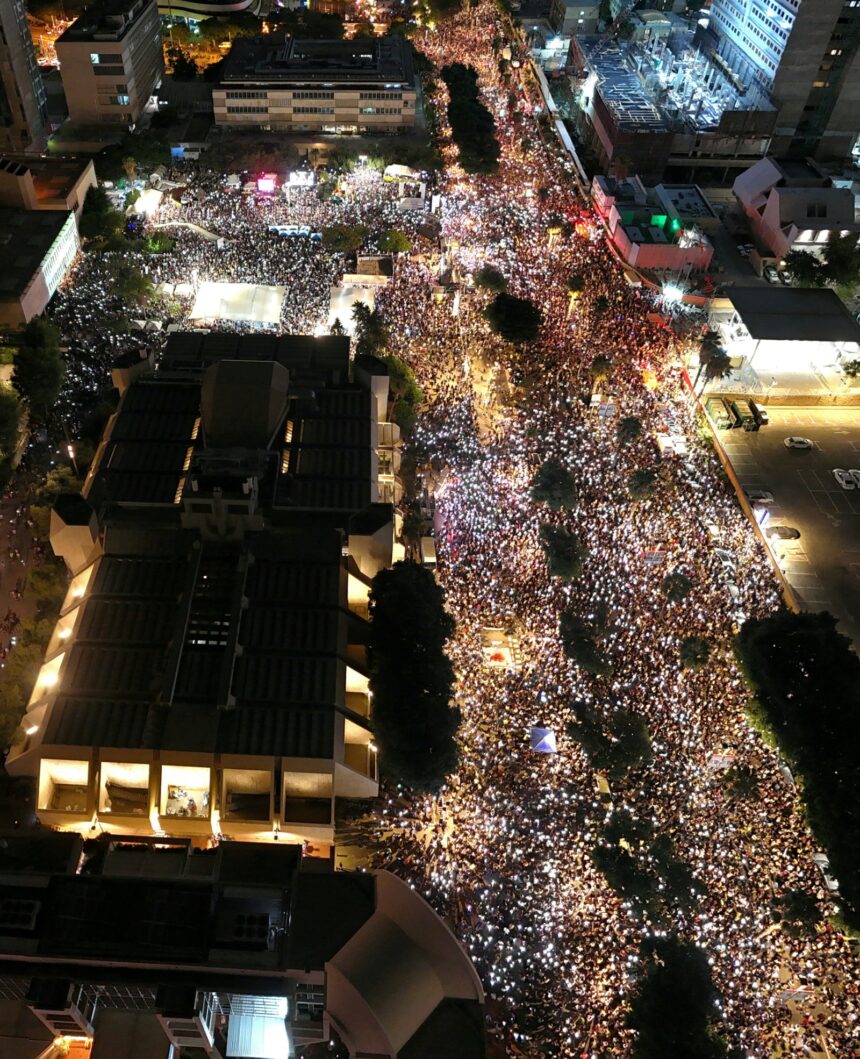 Israelis protest for hostage deal amid growing pressure on Netanyahu