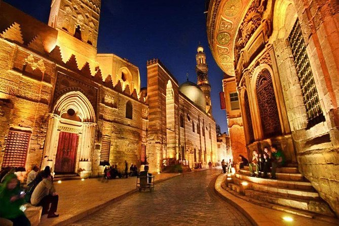 Cairo governor briefs PM on Khan el-Khalili, Rameses Square development