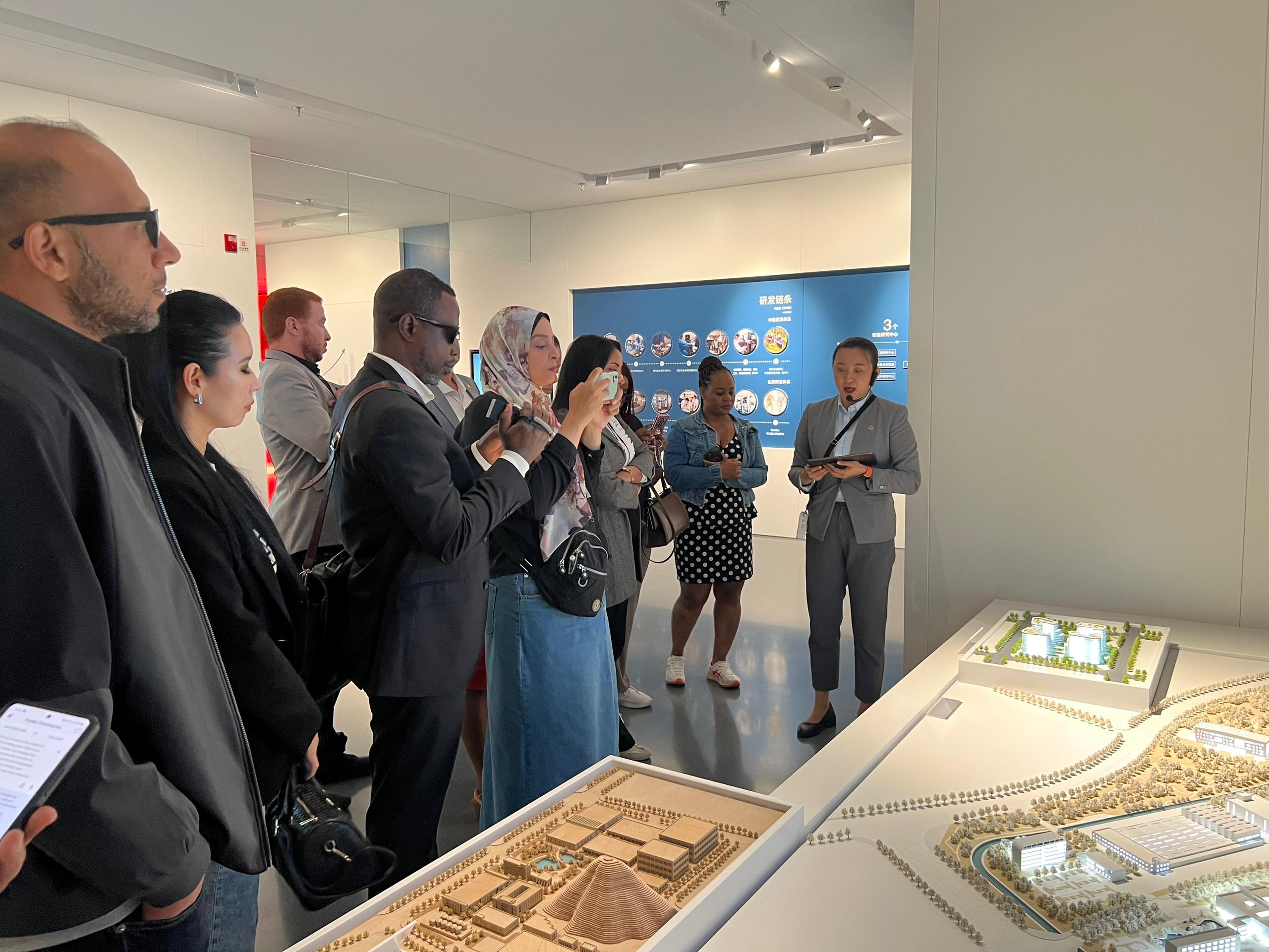 Egyptian BRI seminar participants visit Yunnan Baiyao pharmaceutical company in Kunming