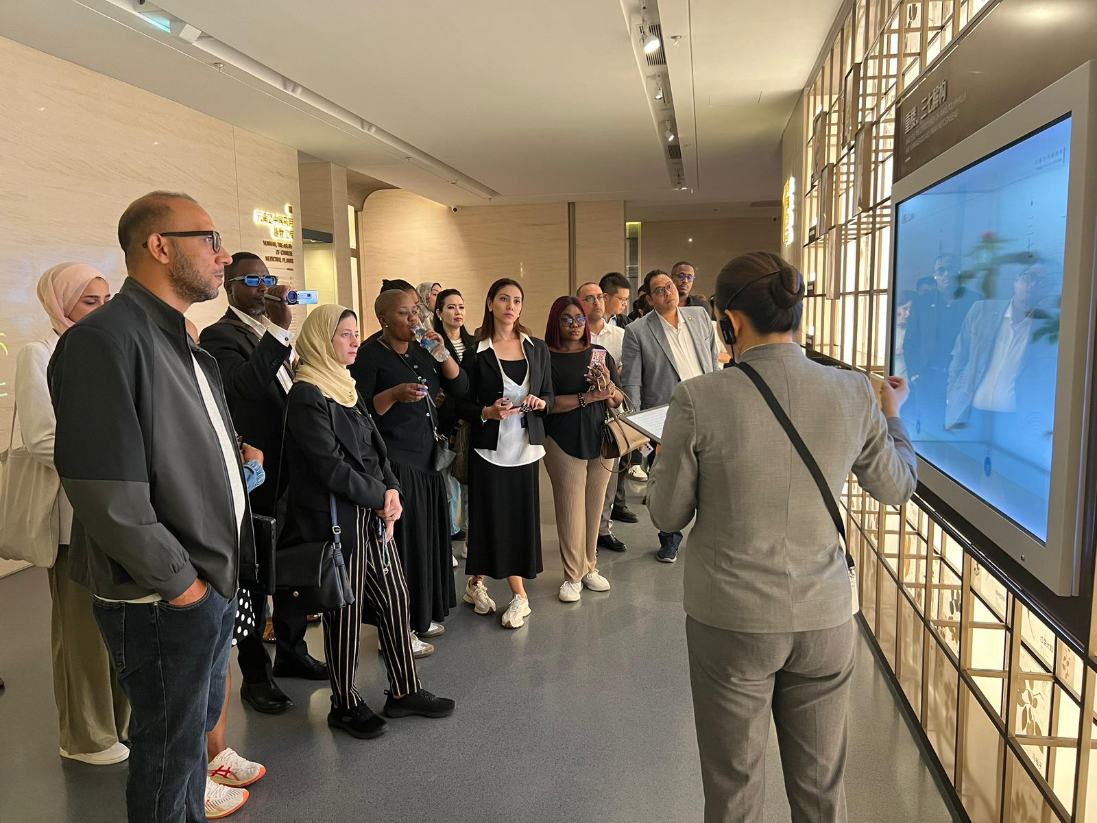 Egyptian BRI seminar participants visit Yunnan Baiyao pharmaceutical company in Kunming