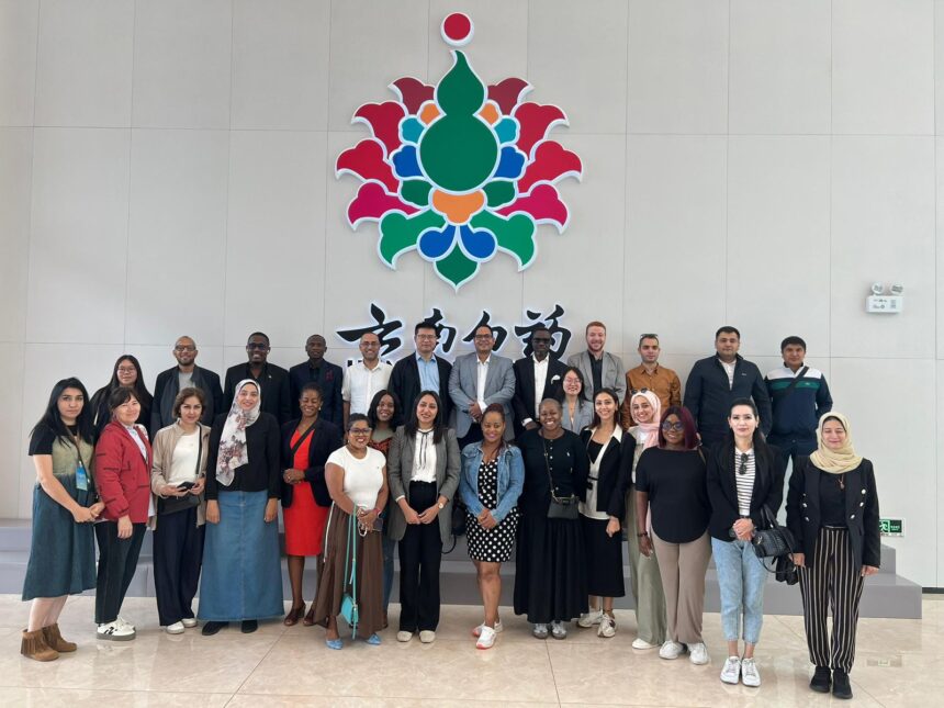 Egyptian BRI seminar participants visit Yunnan Baiyao pharmaceutical company in Kunming