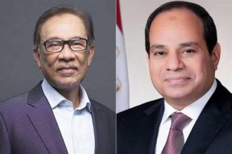 Malaysian Prime Minister Anwar Ibrahim (L) and Egyptian President Abdel Fattah Al-Sisi (R)