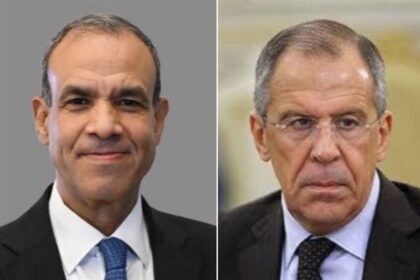 Egyptian Foreign Minister Badr Abdelatty (L) and Russian Foreign Minister Sergey Lavrov (R)