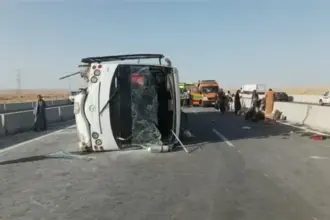 25 injured after minibus overturns on Cairo–Sokhna road