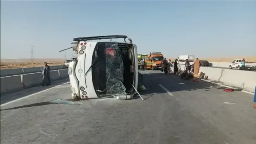 25 injured after minibus overturns on Cairo–Sokhna road