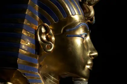 alt="Golden mask of Tutankhamun symbolizing Ancient Egypt DNA continuity to modern Egyptians"