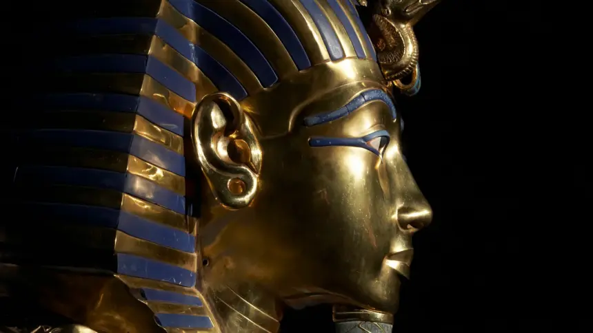 alt="Golden mask of Tutankhamun symbolizing Ancient Egypt DNA continuity to modern Egyptians"