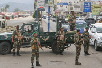 Cairo conducts intensive contacts to halt Yemen fighting as government forces seize key port