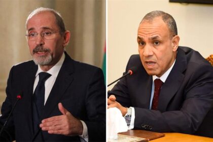 Egyptian Foreign Minister Badr Abdelatty (R) and Jordanian Deputy Prime Minister and Minister of Foreign Affairs Ayman Safadi (L)