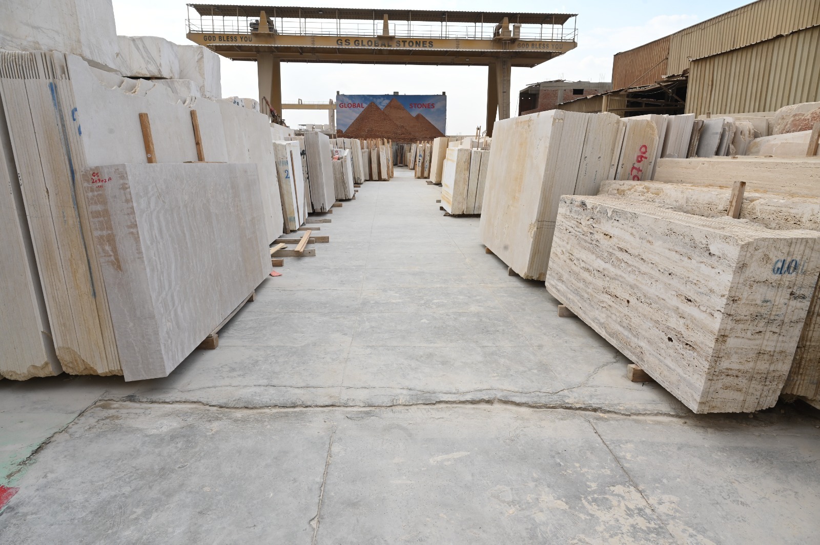 Industry Minister tours Shaq El-Thoban marble hub to boost exports, industrial integration