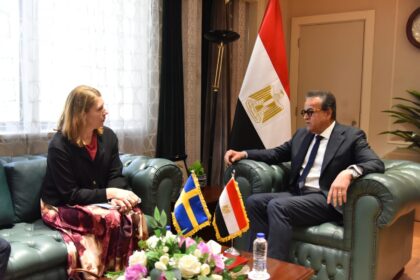 Egypt and Sweden discuss health cooperation, and support for Gaza wounded