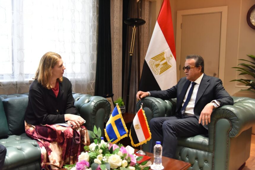 Egypt and Sweden discuss health cooperation, and support for Gaza wounded