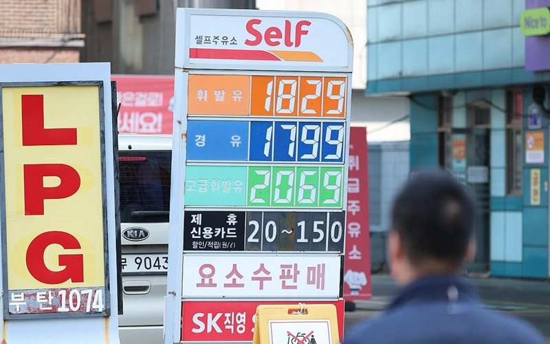 South Korea eyes public driving curbs as oil nears $120, Asia's First Gulf-War-Level Rationing