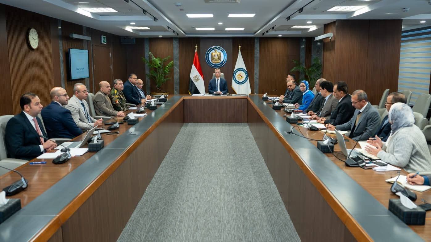 Egypt’s petroleum minister reviews nationwide airborne minerals survey
