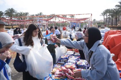 AUC students assemble 6,000 Ramadan food packs for families in need
