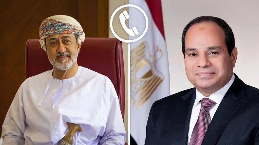 Egypt’s President Abdel Fattah Al-Sisi (R) and Sultan Haitham bin Tariq of Oman (L)