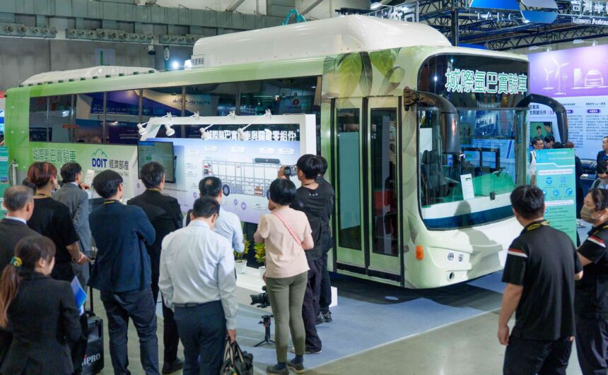 Hydrogen Valley Power and the Industrial Technology Research Institute (ITRI) jointly showcased a domestically developed hydrogen bus certified under both EU and UN standards, at 360° MOBILITY Mega Shows