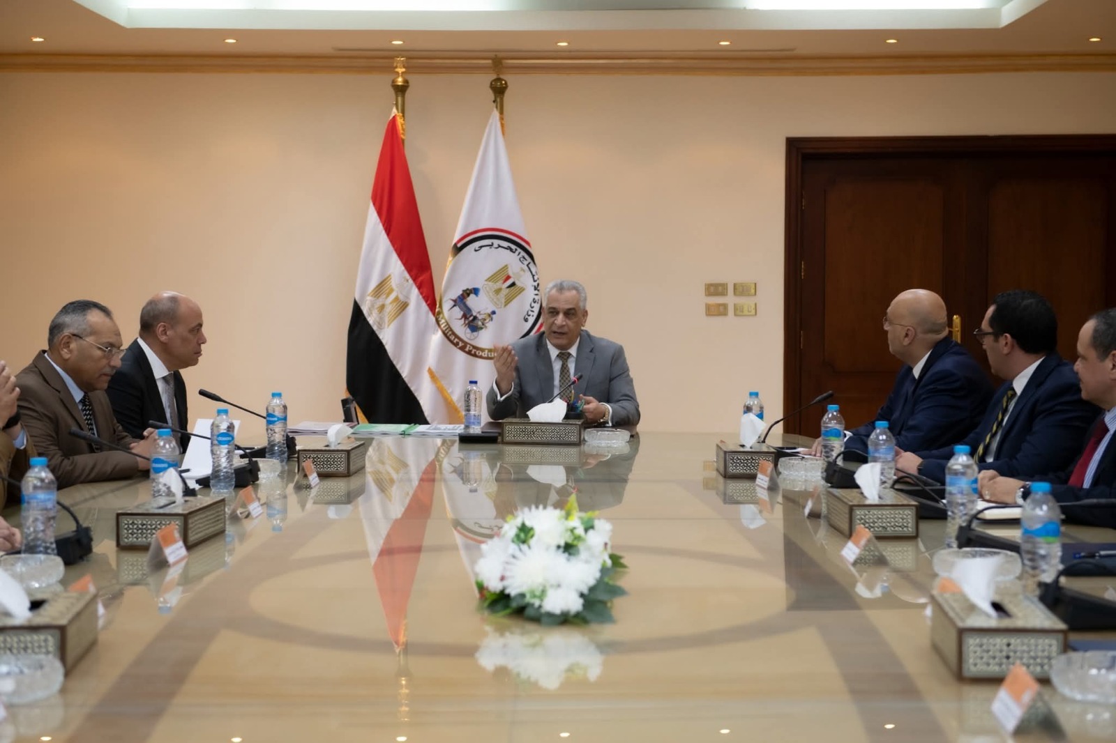 وزير الإنتاج الحربي يستكشف شراكات تصنيعية مع جهاز تنمية المشروعات