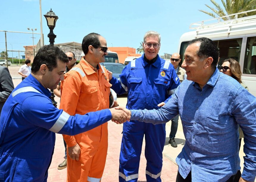 Madbouly inspects strategic gas projects, infrastructure developments during Beheira tour