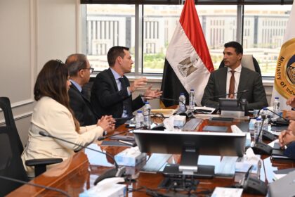 Industry minister discusses Schneider Electric's expansion plans, local manufacturing strategy
