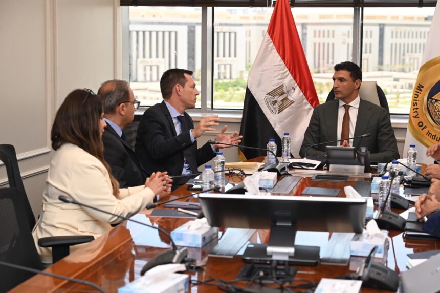 Industry minister discusses Schneider Electric's expansion plans, local manufacturing strategy