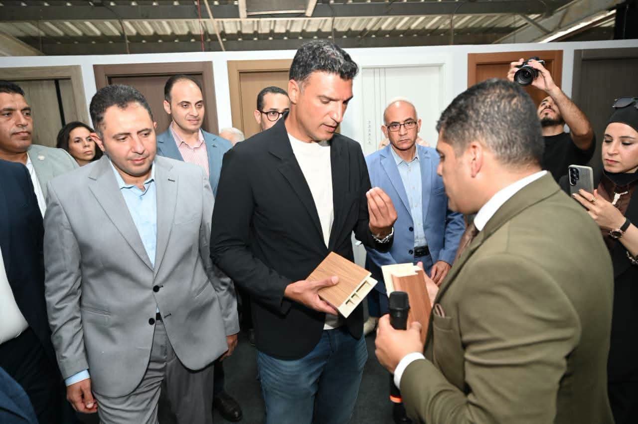 Industry minister inspects furniture, fertilizer and textile factories in Damietta