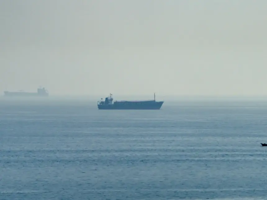 US shifts strategy to 'choke' Iran as Trump halts talks and Gulf shipping reroutes