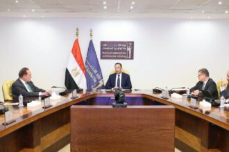 Communications minister discusses outsourcing investment opportunities with Egyptian Businessmen’s Association
