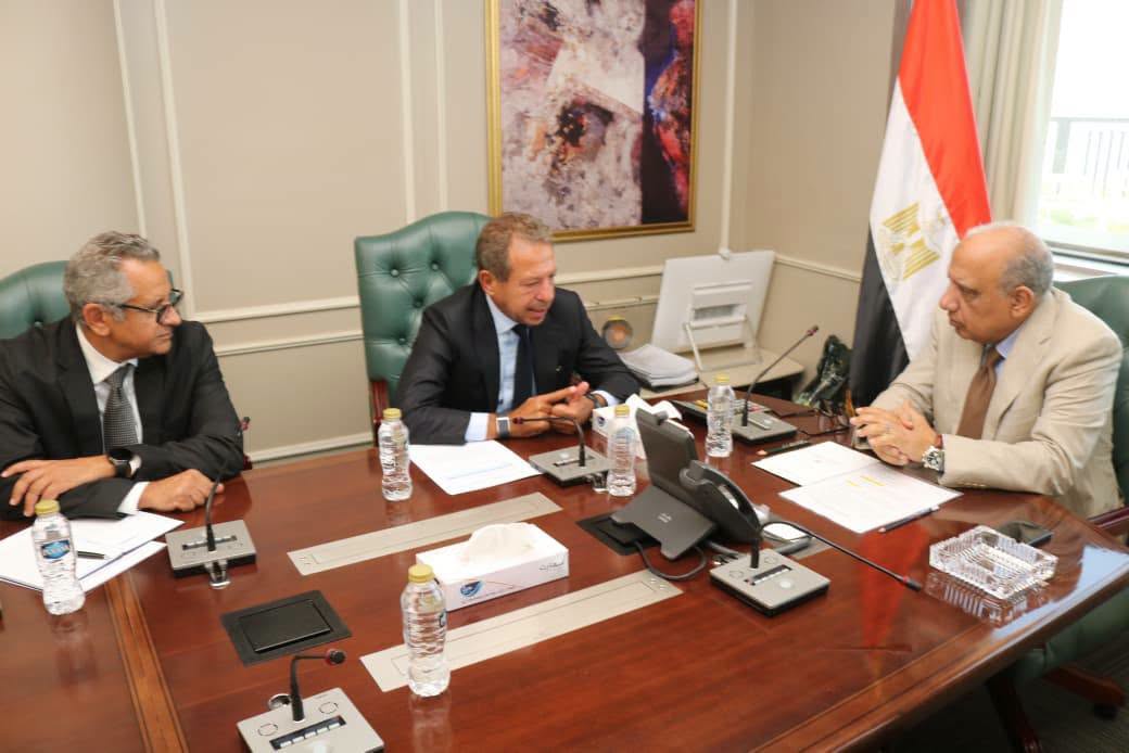 Electricity minister reviews Ras Shukeir wind project progress with Orascom Construction