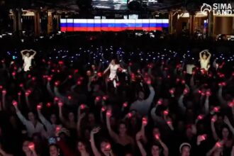 Five thousand Russian workers perform 'Kalinka' flash mob ahead of International Festival of Youth