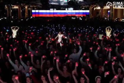 Five thousand Russian workers perform 'Kalinka' flash mob ahead of International Festival of Youth