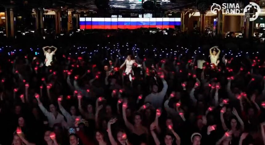 Five thousand Russian workers perform 'Kalinka' flash mob ahead of International Festival of Youth