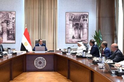 PM Madbouly reviews steps to implement major petroleum project with Fujairah officials