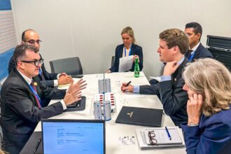 Planning minister reviews local-currency financing mechanisms with World Bank