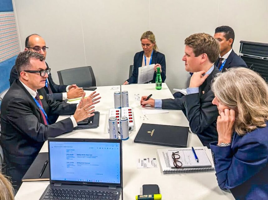 Planning minister reviews local-currency financing mechanisms with World Bank