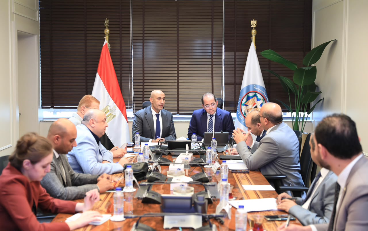 Egypt discusses plans to improve teachers’ financial conditions